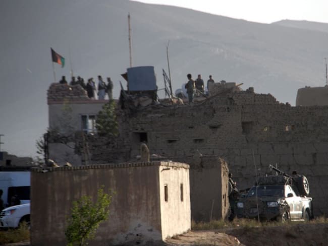 Talibanes asaltan una cárcel en el sur de Afganistán y liberan a 355 presos. 