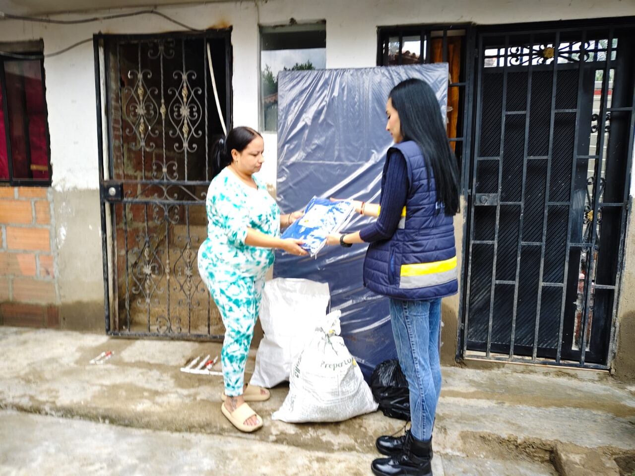 Entrega de ayudas humanitarias por las fuertes lluvias en Bello. Foto: Cortesía.