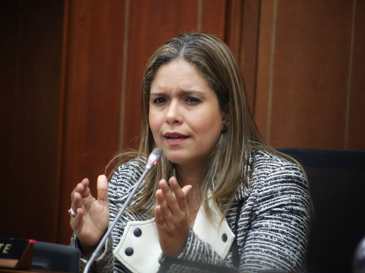 Tenemos que saber en cuánto nos queda el salario y si nos sirve o no: Senadora Espinosa