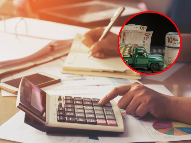 Persona haciendo cálculos en calculadora. Y un carro de juguete con monedas y billetes colombianos. (Foto: Getty Images)