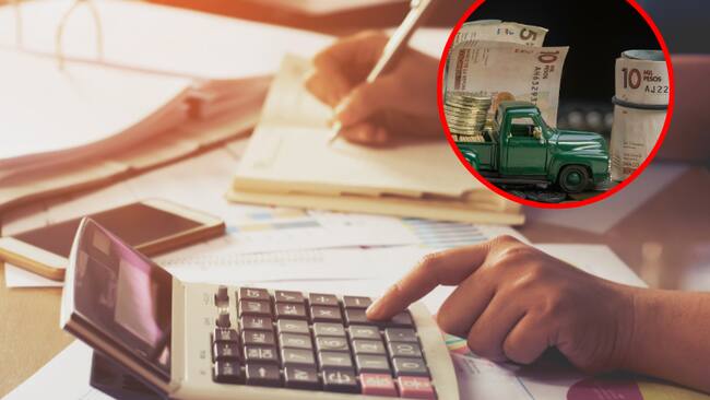 Persona haciendo cálculos en calculadora. Y un carro de juguete con billetes colombianos. (Foto: Getty Images)