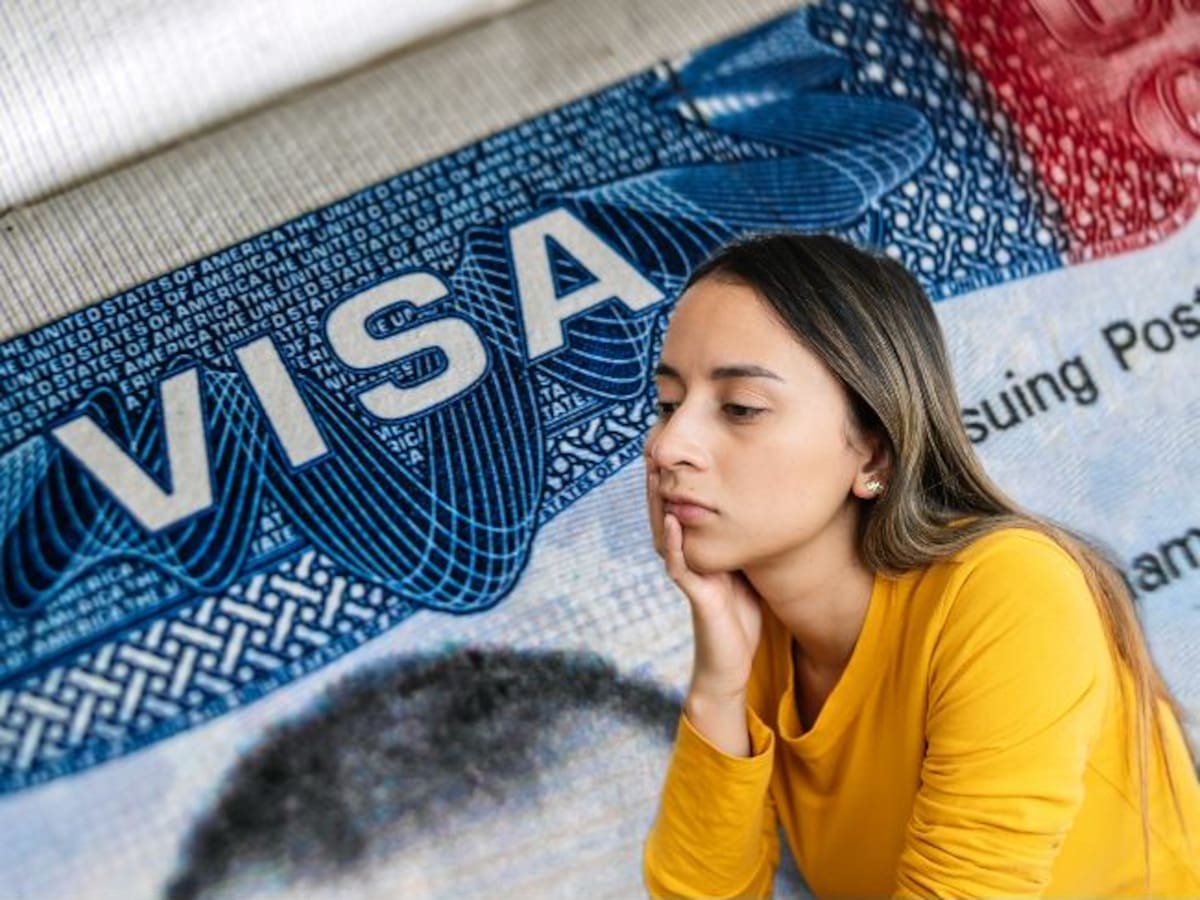 ¿Cuáles son las principales razones que influyen en la alta tasa de rechazo de visas en Colombia?