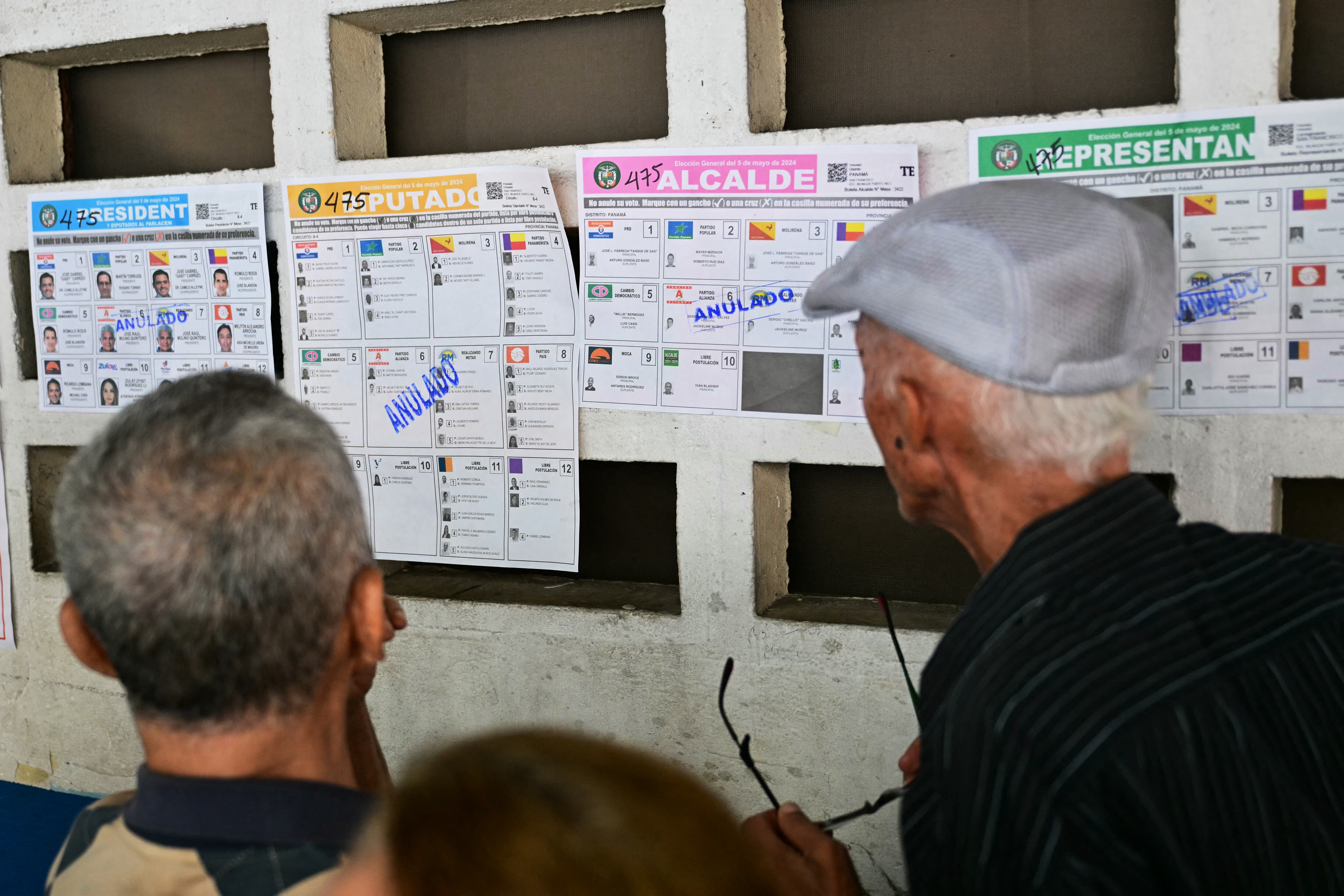 Panameños revisan la información sobre cómo votar durante la jornada de elecciones generales en 2024.
(Foto: MARTIN BERNETTI/AFP via Getty Images)