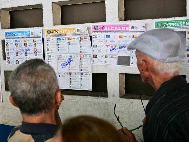 Panameños revisan la información sobre cómo votar durante la jornada de elecciones generales en 2024.
(Foto: MARTIN BERNETTI/AFP via Getty Images)