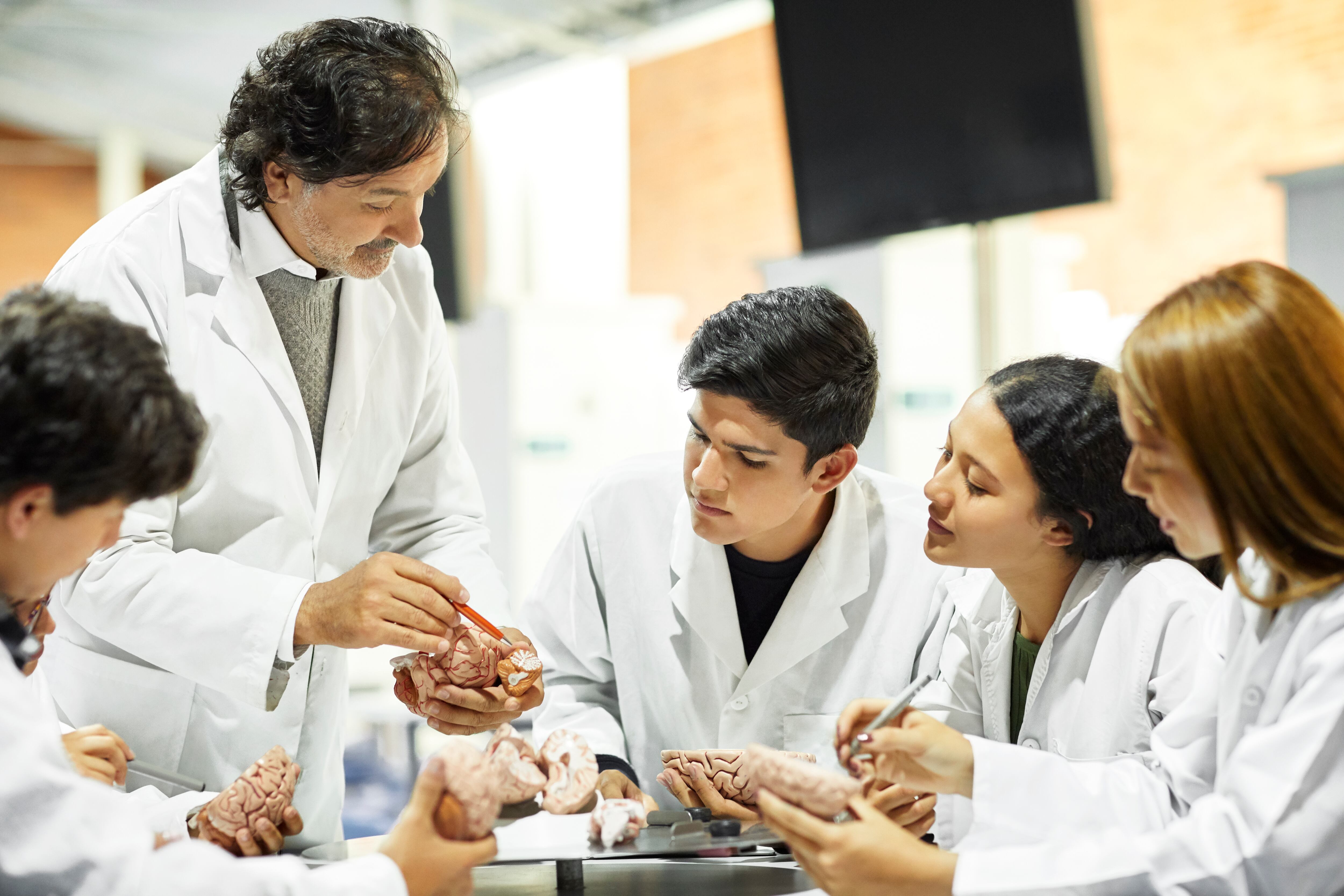 Cursos de salud en la SENA, 2024. Imagen de referencia vía Getty Images