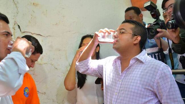 Alcalde Augusto Uhía toma agua para demostrar que no está contaminada