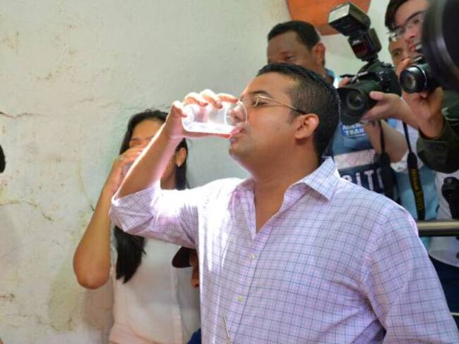 Alcalde Augusto Uhía toma agua para demostrar que no está contaminada