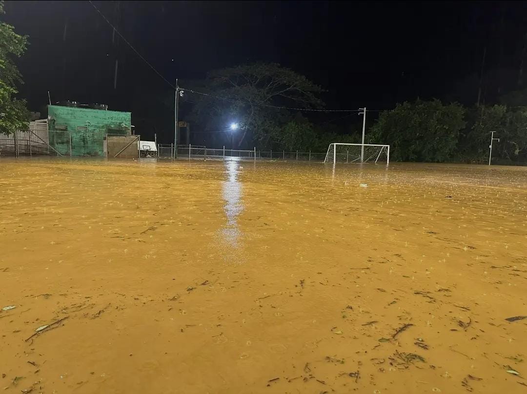 Cancha inundada en corregimiento de Fraguas de Segovia- foto Bomberos Segovia