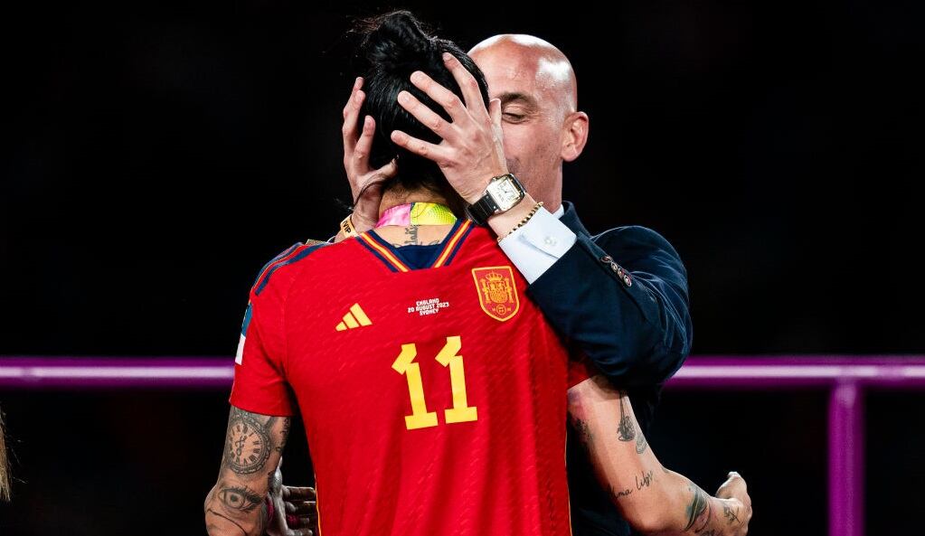 Luis Rubiales, expresidente de la Federación Española de Fútbol, en el momento del beso con Jennifer Hermoso durante la celebración del título en el Mundial (Photo by Noemi Llamas/Eurasia Sport Images/Getty Images)