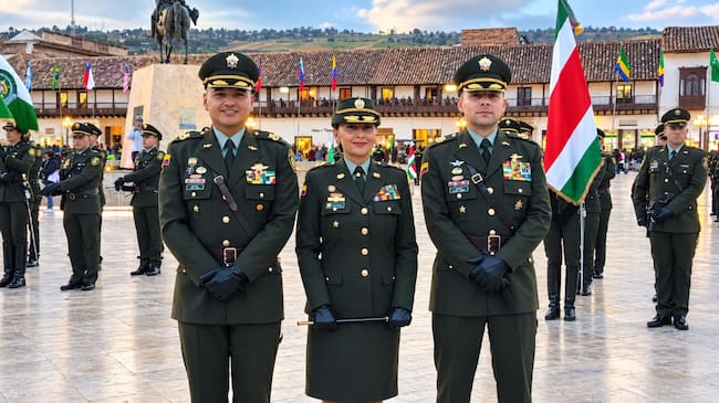 Los coroneles James Totena Girón y Alfonso Burbano González asumieron la Policía de Boyacá y la Metropolitana de Tunja. En la foto están con la Brigadier General de la Policía Nacional, Yuriam Jeannette Romero Murte / Foto: Caracol Radio.
