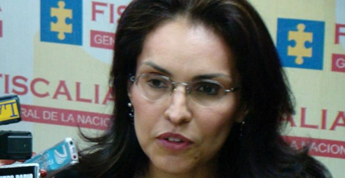 Viviane Moralesrepresentante a la Cámara, senadora de la República y Fiscal General de la Nación, siendo la primera mujer en ocupar este último cargo.Morales adquirió una bacteria de quirófano (serratia marcesens) a pesar de las fuertes dosis de antibióticos no fue posible erradicarla. Para evitar que se expandiera al cerebro fue necesario extraerle el ojo izquierdo
