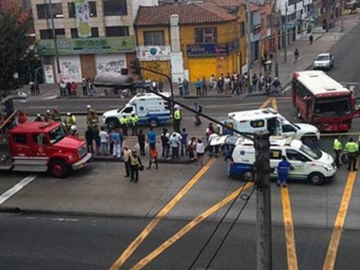 Al menos 28 lesionados por accidente entre articulado de Transmilenio y bus urbano