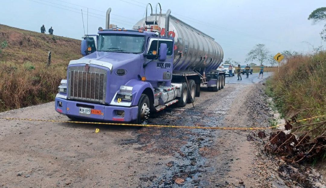 Evalúan daños por derrame de crudo tras ataque a carrotanques en el Caquetá.