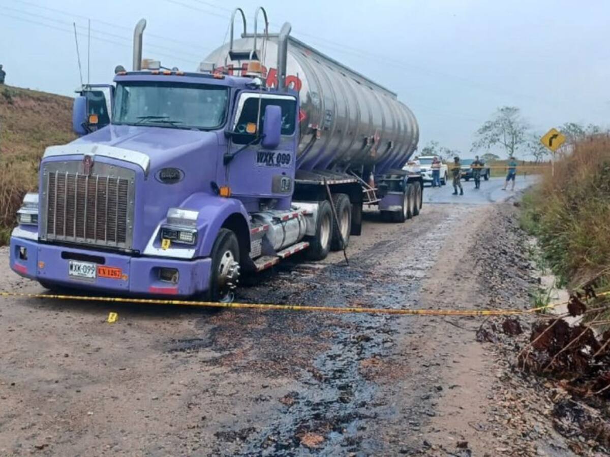 Evalúan daños por derrame de crudo tras ataque a carrotanques en el Caquetá