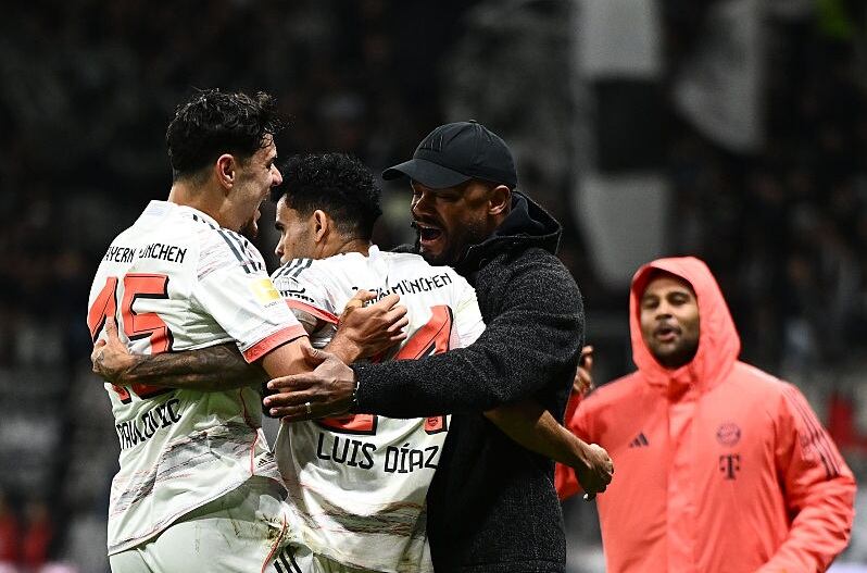 Vincent Kompany abraza a Luis Díaz tras marcar gol con Bayern Múnich / Getty Images