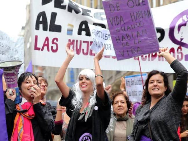 Protestas de mujeres paralizan la movilidad en España