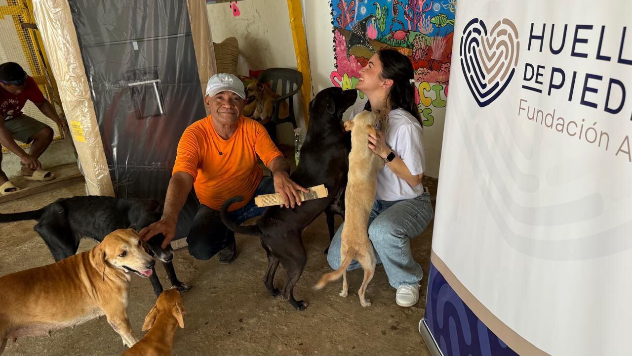 Fundación AGM Huellas de Piedra dona nevera a la Fundación Refugio San Francisco de Asís