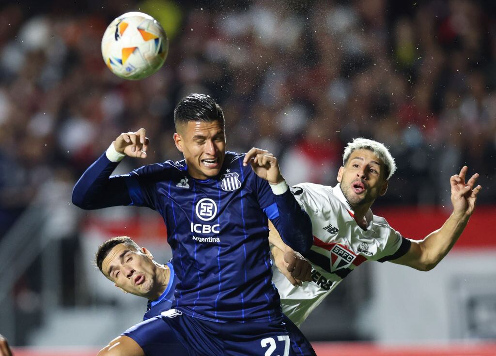 Juan Camilo Portilla en un duelo en el partido entre São Paulo y Talleres /Getty Images