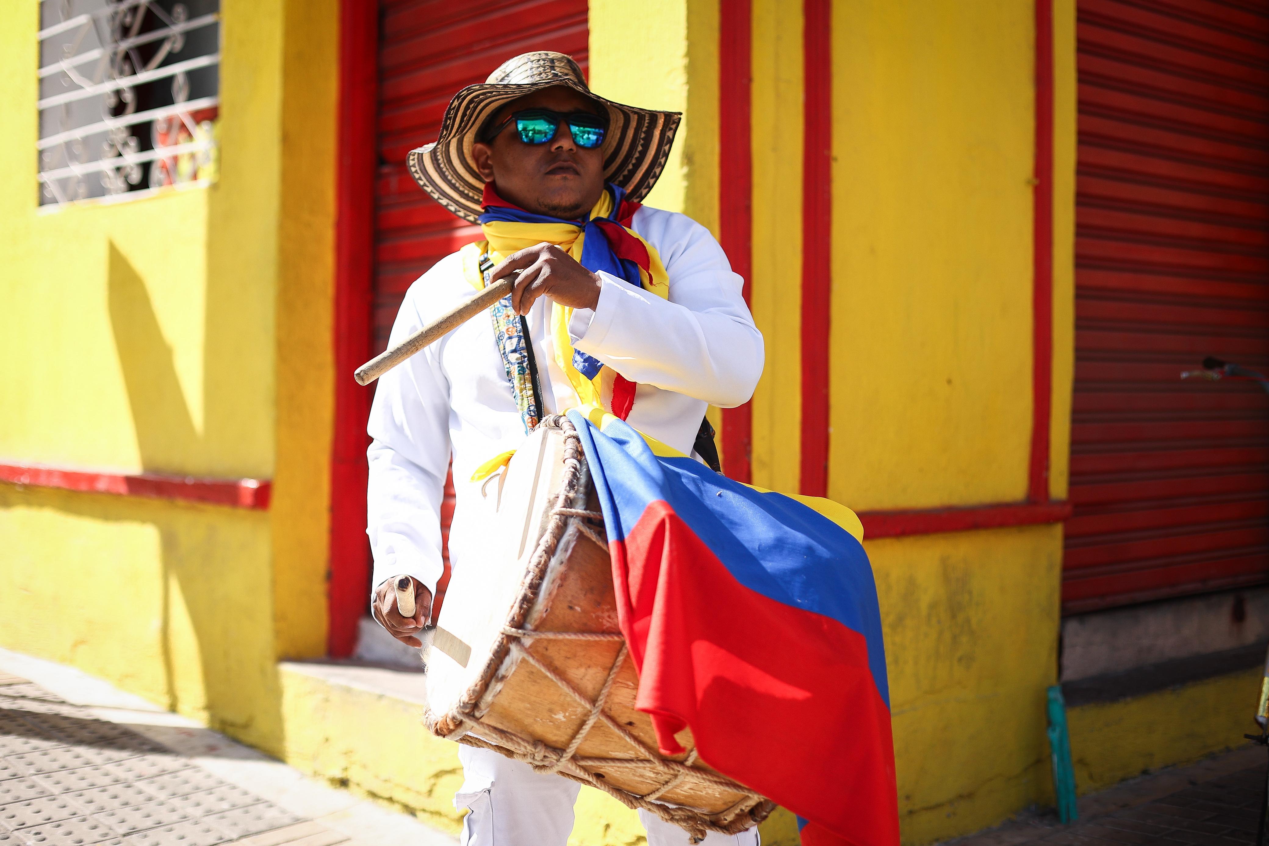 Desfile folclórico del 20 de Julio en Santa Marta . Ministerio de las Culturas, las Artes y los Saberes