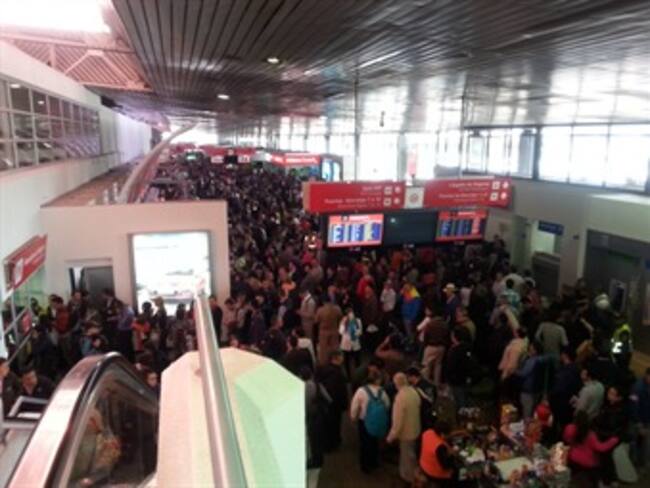 Cientos de viajeros protestan en Puente Aéreo por retrasos en vuelos