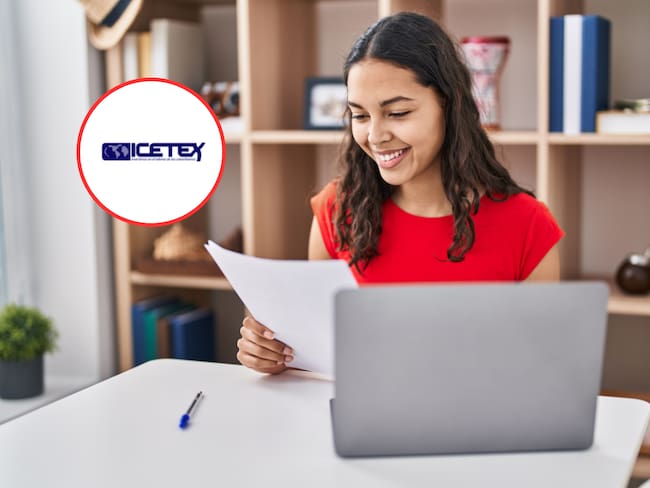 Mujer mostrando felicidad al leer un documento en su escritorio y el logo del ICETEX (Fotos vía Getty Images y COLPRENSA)