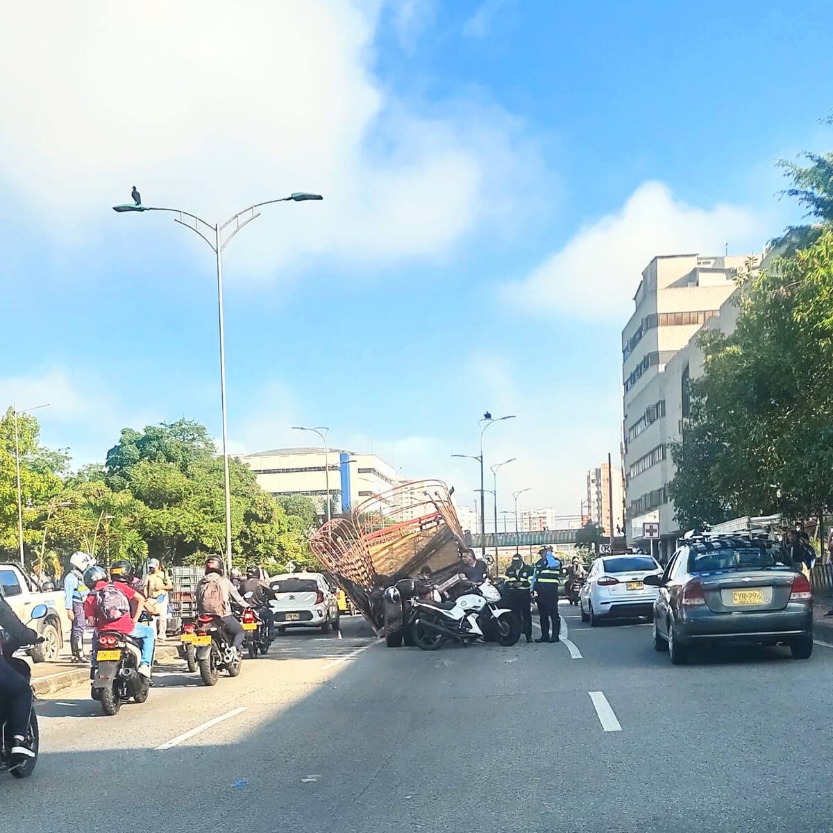 Monumental trancón por volcamiento de vehículo en la Cra 27