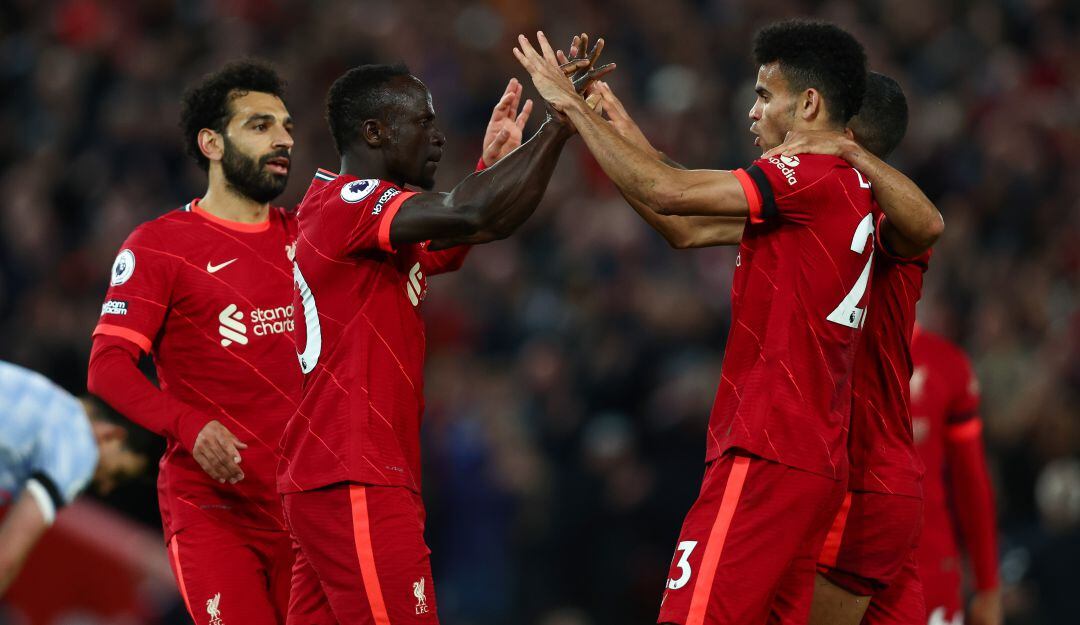 Luis Díaz festeja junto a Mohamed Salah y Sadio Mané en el triunfo ante el Manchester United.
