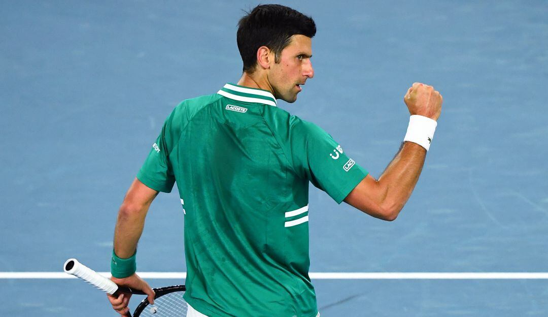 Novak Djokovic festeja su primera victoria en el Abierto de Australia.