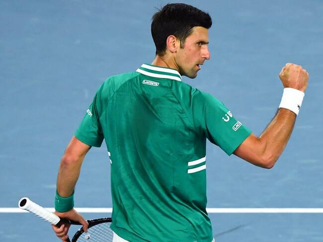 Novak Djokovic festeja su primera victoria en el Abierto de Australia.