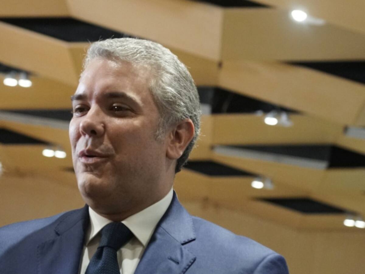 Otra vez Duque cantando