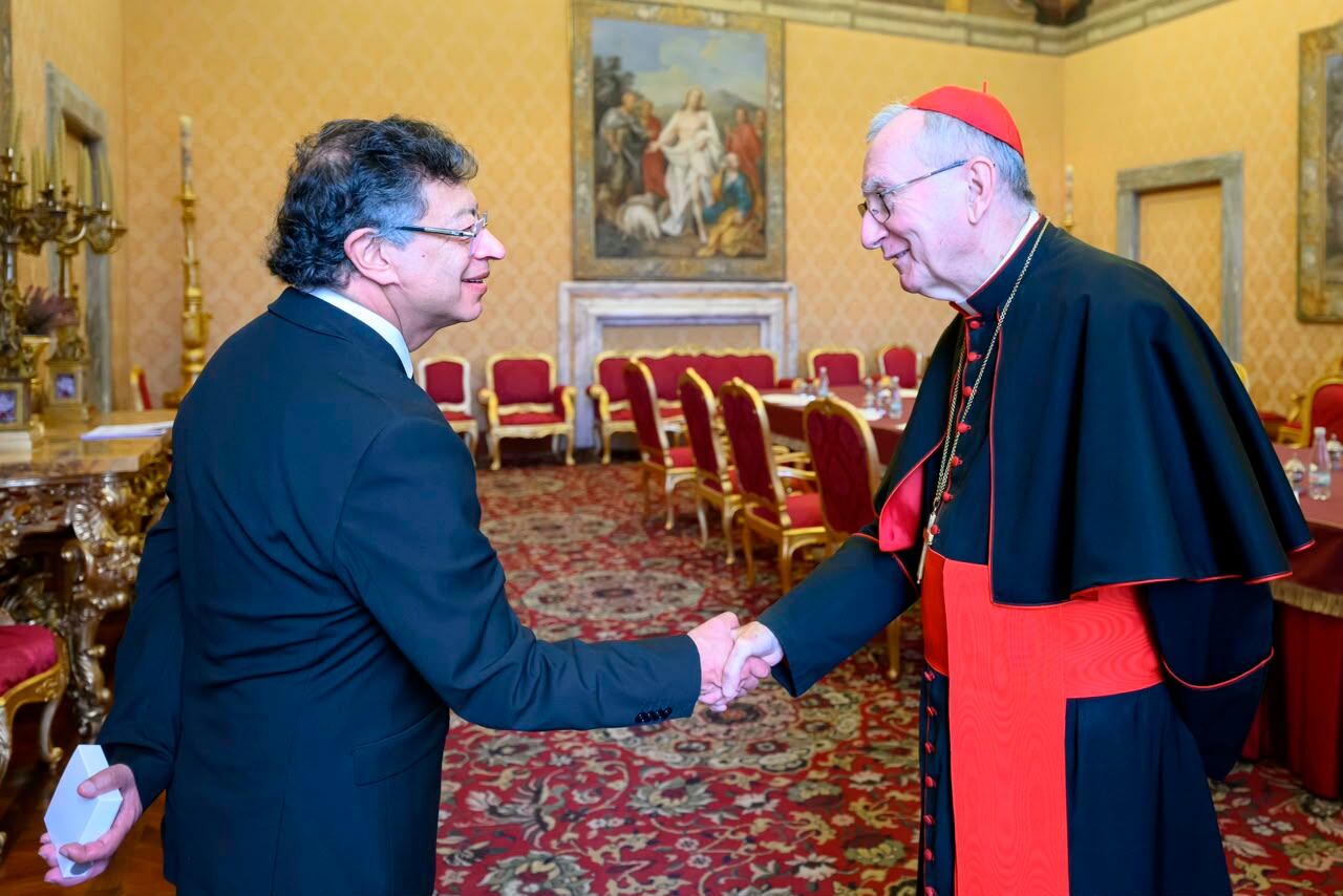 Presiente Petro con el cardenal Pietro Parolini, secretario de Estado del Vaticano. Foto: Vaticano.