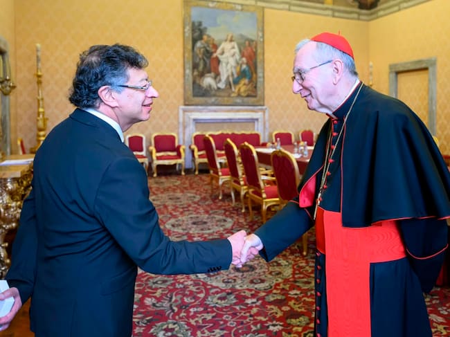 Presiente Petro con el cardenal Pietro Parolini, secretario de Estado del Vaticano. Foto: Vaticano.