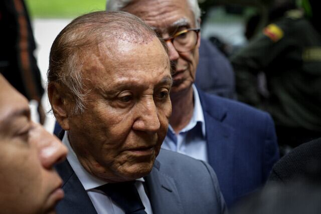 En los micrófonos de La W, Julio Sánchez Cristo leyó la respuesta del ingeniero y candidato presidencial Rodolfo Hernández. Foto. Colprensa - Mariano Vimos