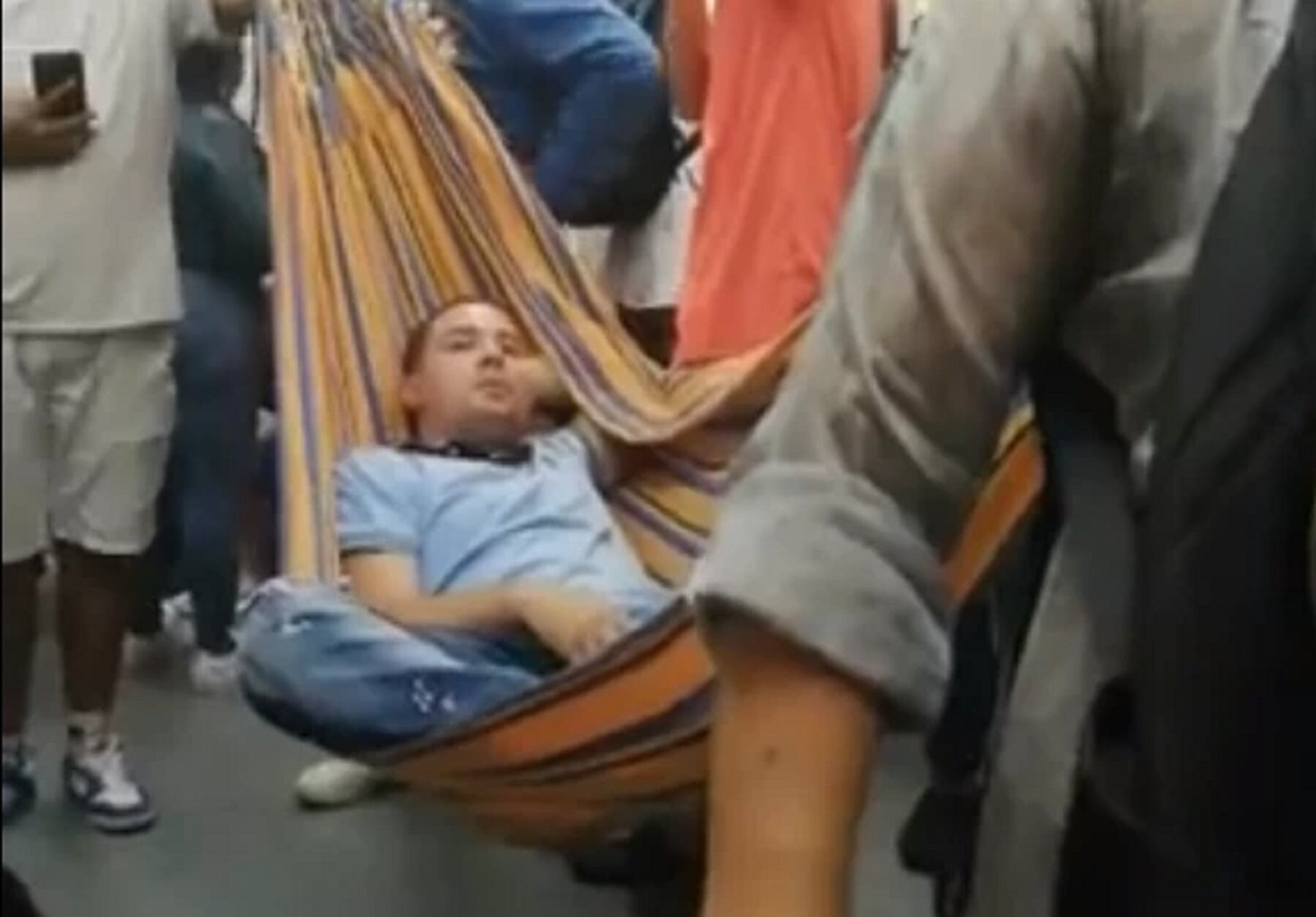 Hombre se viraliza luego de colgar una hamaca en vagón del metro de Medellín y echarse una siesta | Captura de pantalla
