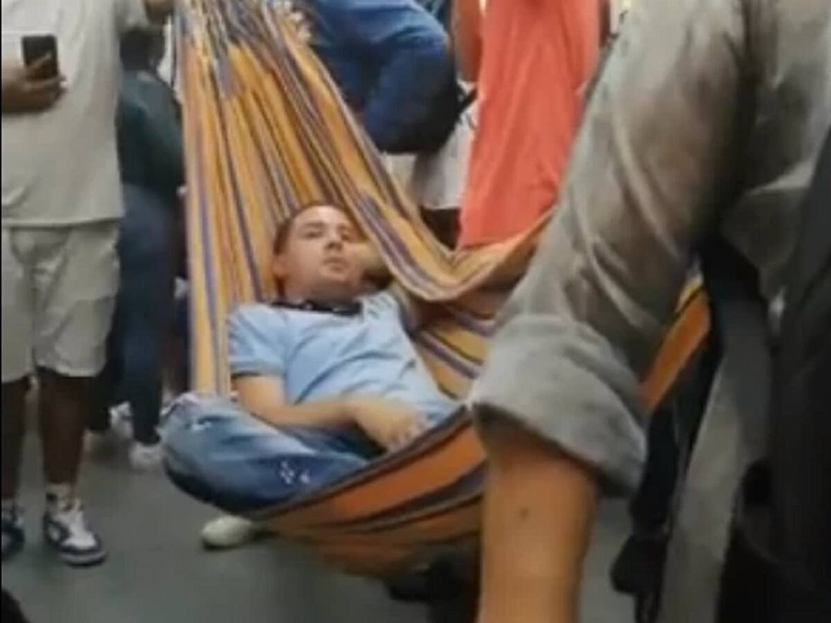 Muy campante: Colocó hamaca en el tren de Medellín para darse un “motoso”