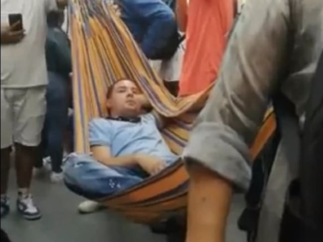 Hombre se viraliza luego de colgar una hamaca en vagón del metro de Medellín y echarse una siesta | Captura de pantalla