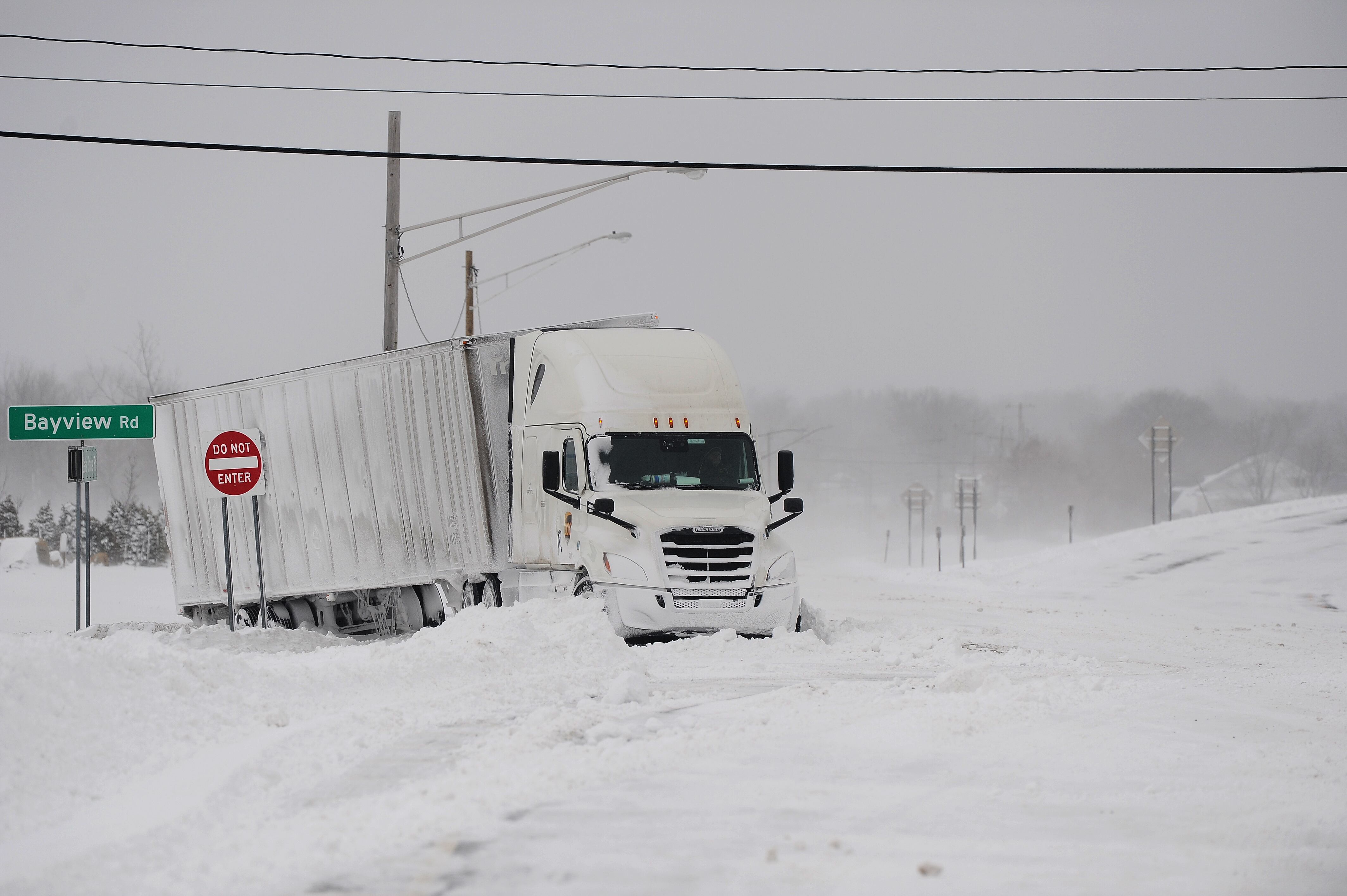 Vehículos atrapados entre nieve en medio de la tormenta Elliot en Estados Unidos. 
(Foto: John Normile/Getty Images)