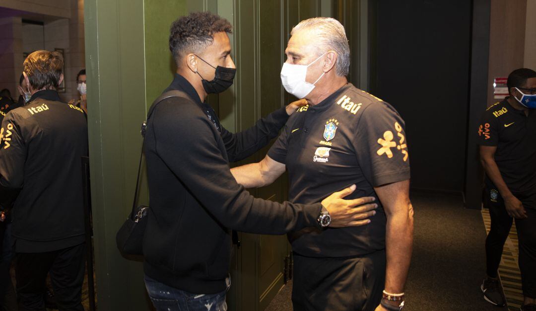 'Tite', DT de Brasil, saluda a Danilo en su llegada a la concentración en Bogotá.