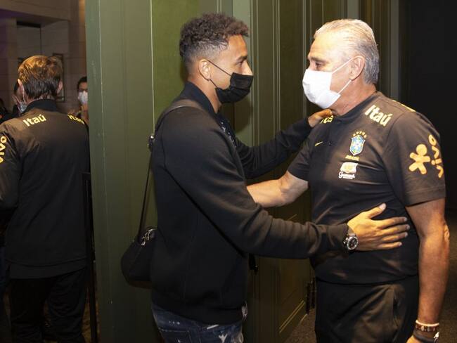 &#039;Tite&#039;, DT de Brasil, saluda a Danilo en su llegada a la concentración en Bogotá.