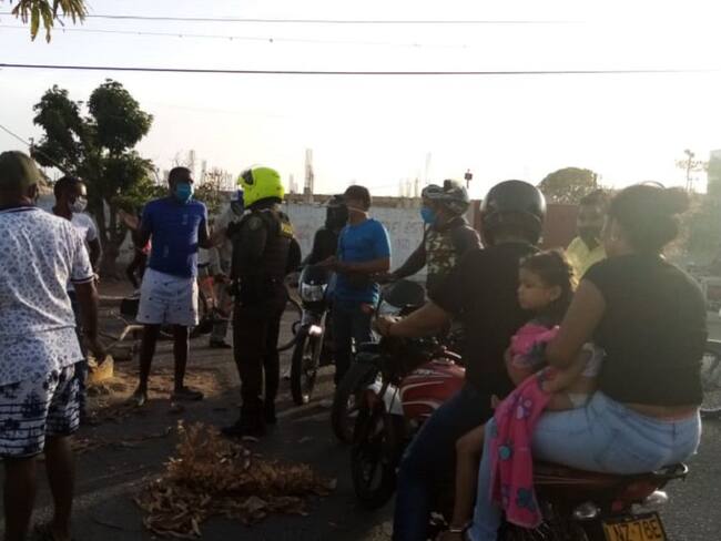 En Riohacha protestan para que recojan cuerpo de sospechoso de COVID-19
