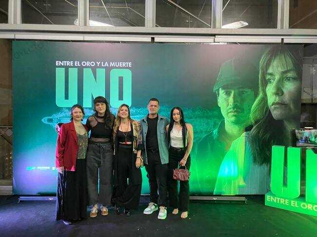 Estudiantes y profesoras diseñadores del vestuario de "UNO". Foto: Alcaldía de Medellín.