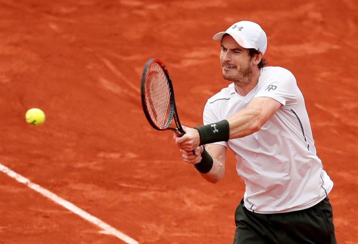 Andy Murray de Gran Bretaña reacciona como él juega contra Novak Djokovic de Serbia durante su fósforo solo final de la gente en el francés Abren el torneo de tenis en Roland Garros en París, Francia.