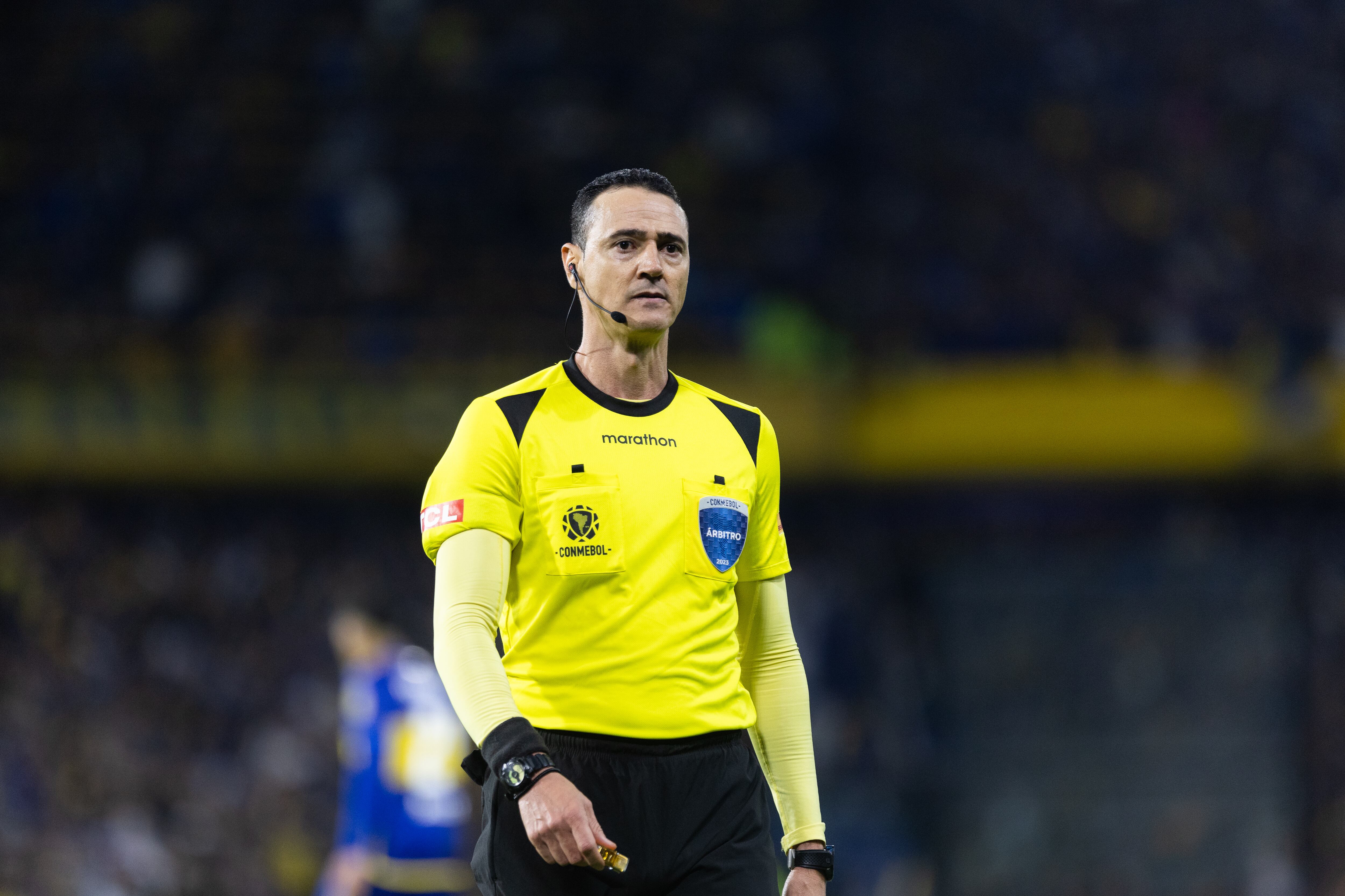 Wilmar Roldán dirigiendo a Boca Juniors en la semifinal ante Palmerias.  (Photo by Matias Baglietto/NurPhoto via Getty Images)