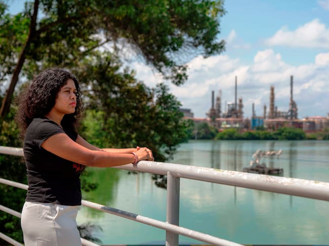 Barrancabermeja, Santander. COLOMBIA. Yuvelis Morales Blanco. Winner of the 2026 Goldman Environmental Prize –
Yuvelis remains next to the Miramar Swamp next to Ecopetrol's main refinery.
Yuvelis permanece junto a la Ciénaga de Miramar junto a la refinería principal de Ecopetrol.