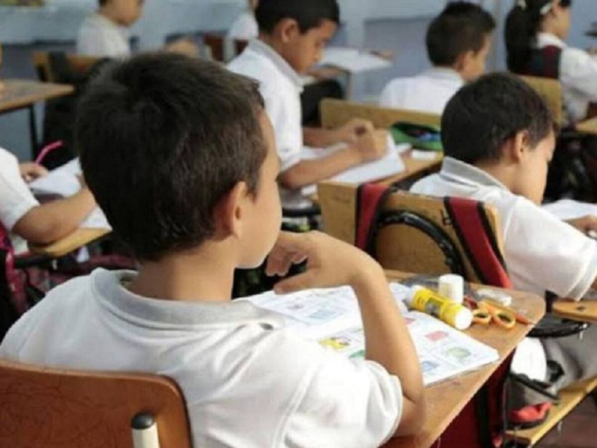 Aún faltan por contratar 1500 administrativos de la educación