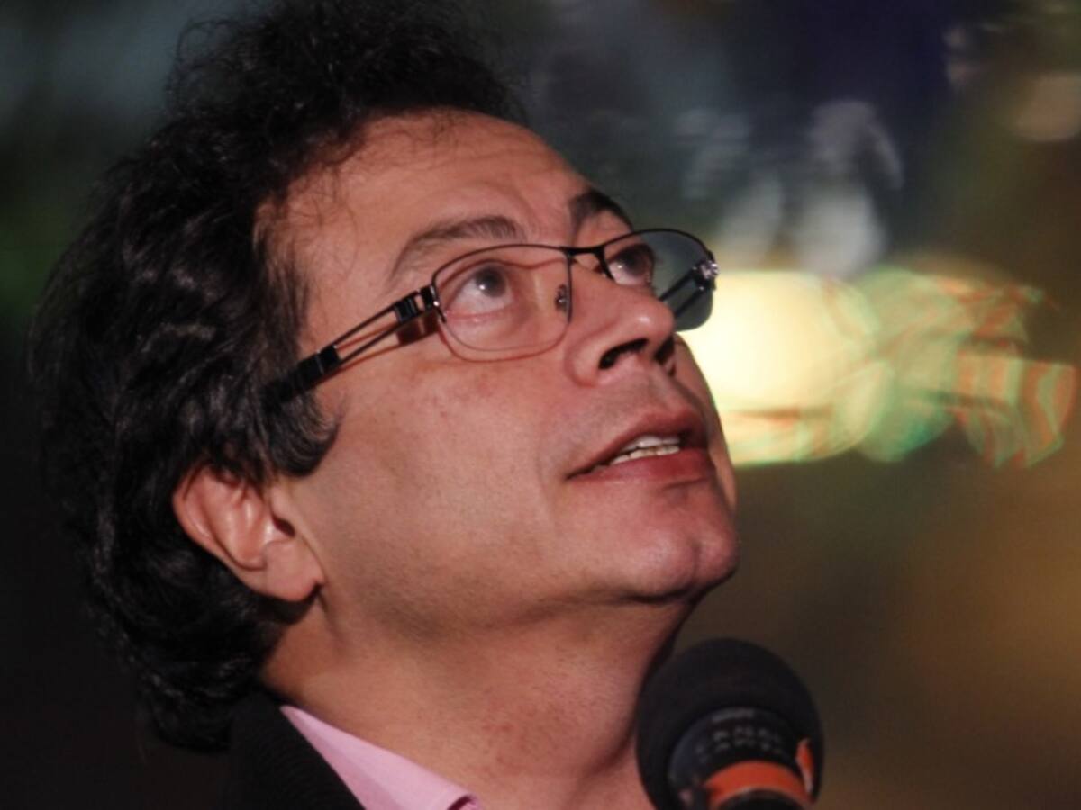 Gustavo Petro habla con La Luciérnaga sobre el caso de las acciones de la Empresa de Energía