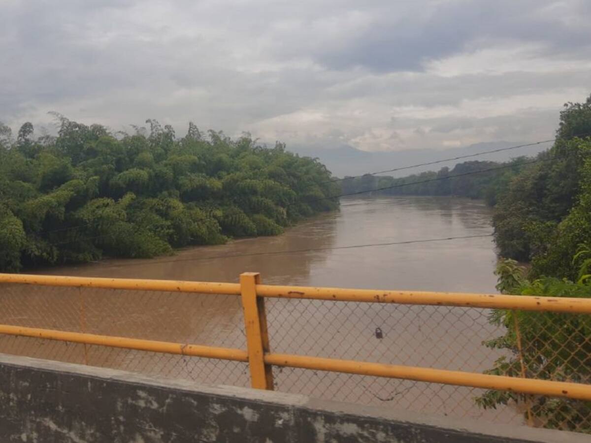 En Cali una mujer habría lanzado a su hijo de seis años al río Cauca