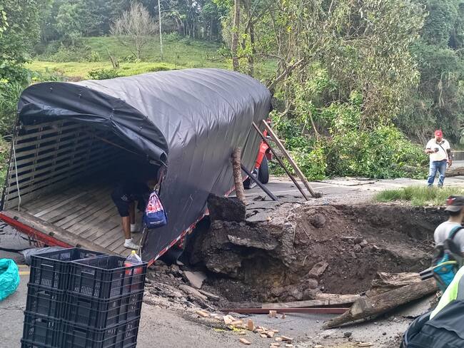 Ya son 11 las familias evacuadas por daño en la vía Bucaramanga - Barrancabermeja