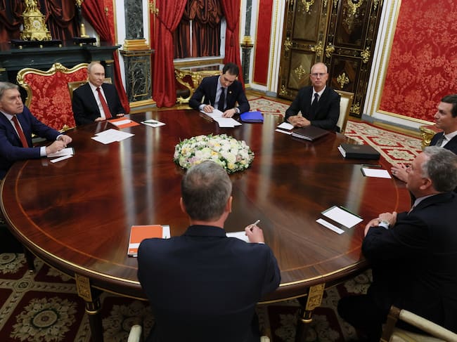 In this pool photograph distributed by the Russian state agency Sputnik, Russia's President Vladimir Putin (2nd L), Kremlin foreign policy aide Yuri Ushakov (L) and Russia's presidential envoy Kirill Dmitriev (4th L) attend a meeting with US special envoy Steve Witkoff (R) and US President Donald Trump's son-in-law Jared Kushner (2nd R) in Moscow on September 5, 2026. Russian President Vladimir Putin met with US envoys Steve Witkoff and Jared Kushner on September 5, 2026 for talks on ending more than four years of war in Ukraine. (Photo by Mikhail METZEL / POOL / AFP) / *** Editor's note: This image is distributed by the Russian state owned agency Sputnik ***