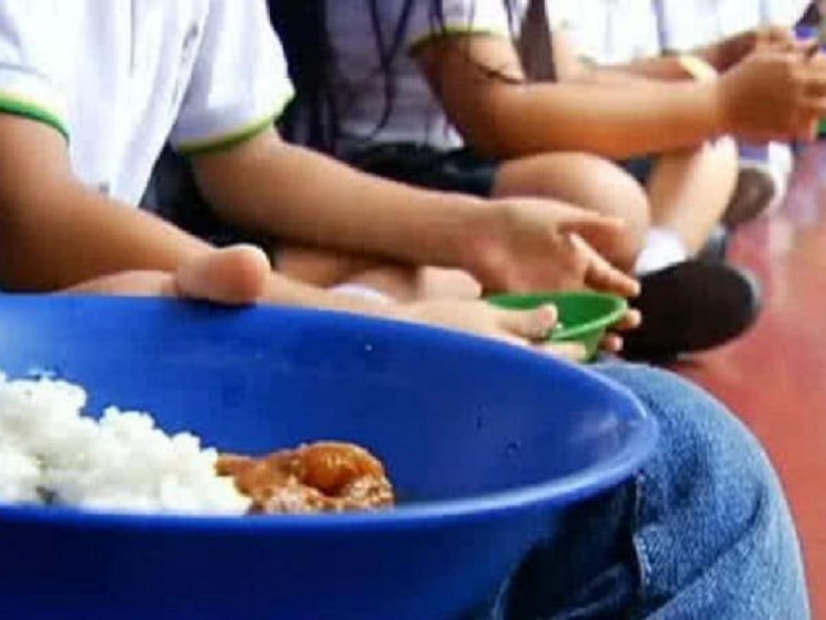 Los concejalitos de Envigado denunciaron que el PAE les llega en mal estado, con piedras y plástico